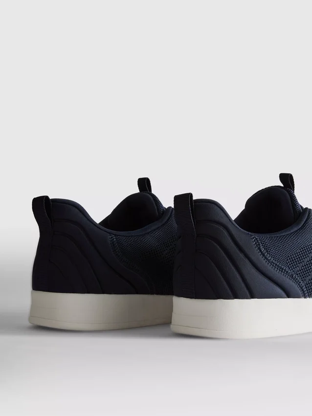Low-top sneakers