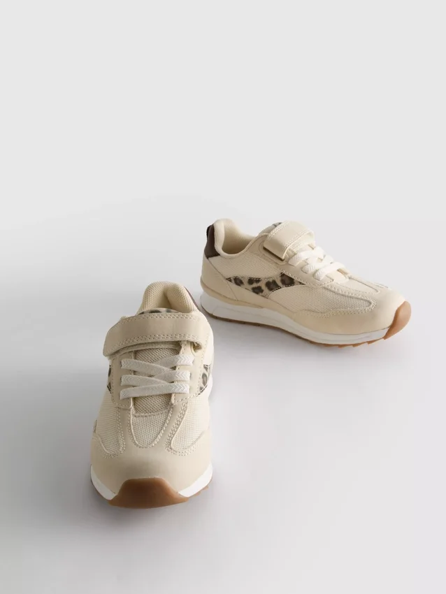 Low top sneakers