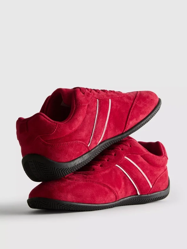 Low top sneakers