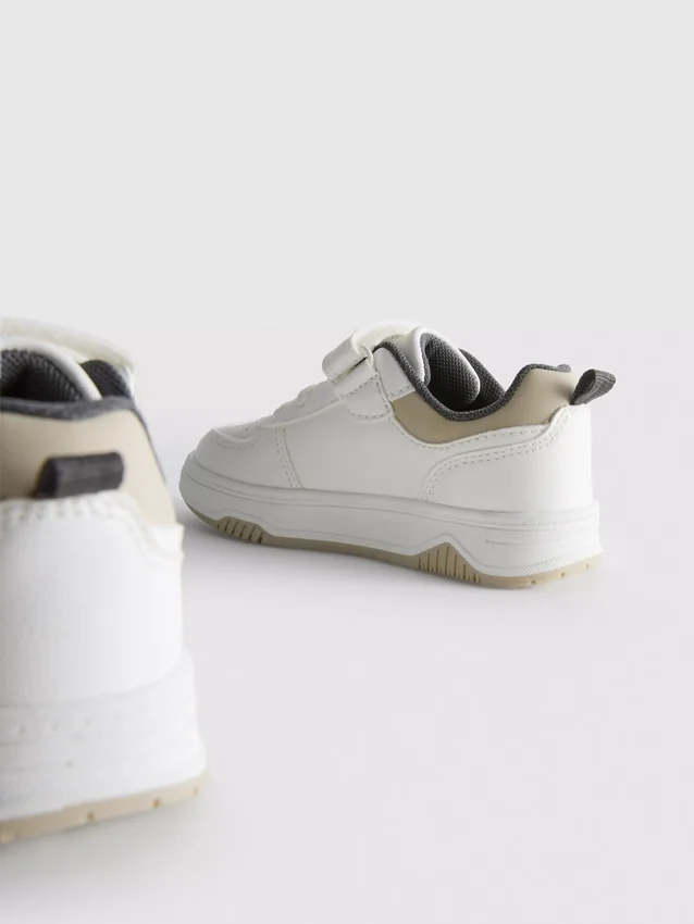 Low-top sneakers