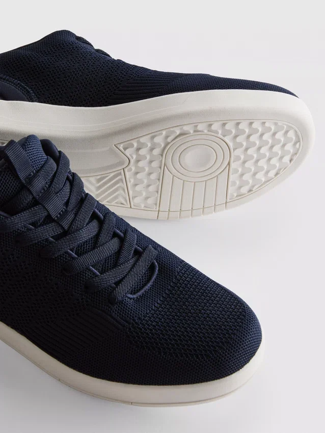 Low-top sneakers