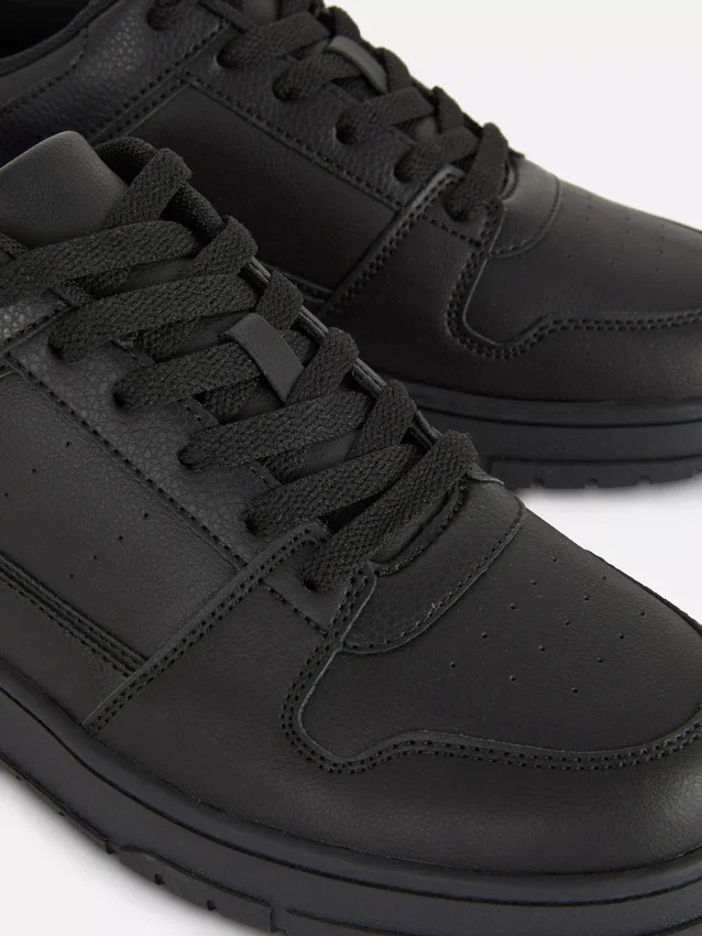 Low top sneakers