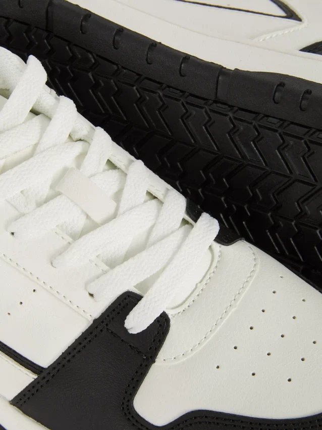 Low top sneakers