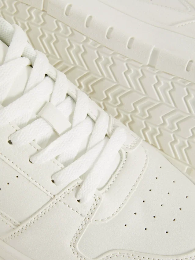 Low top sneakers