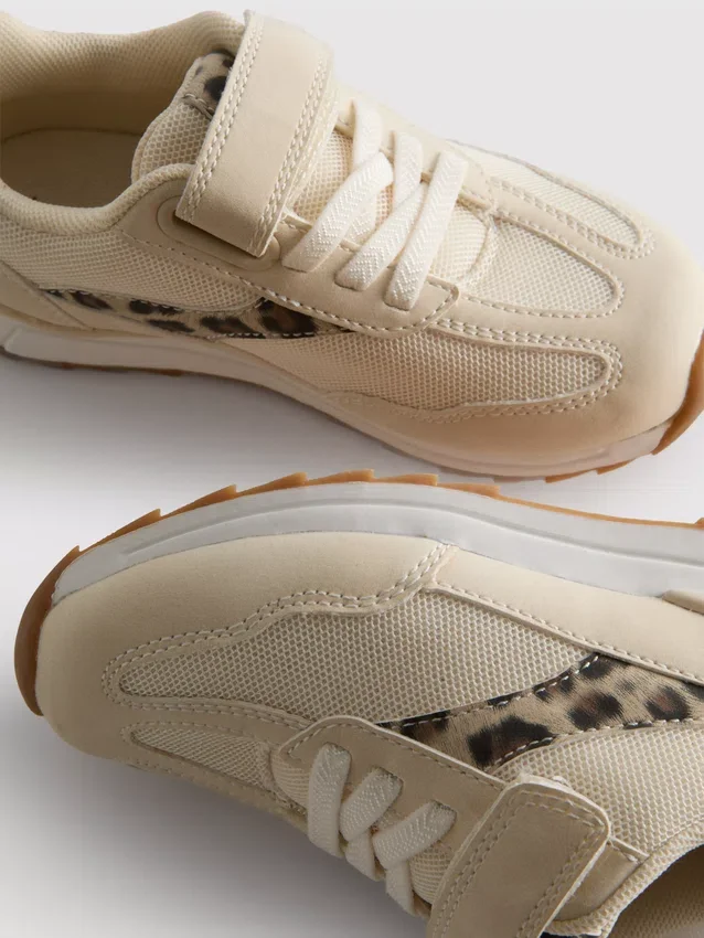 Low top sneakers