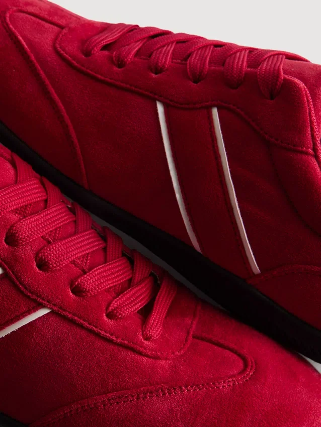 Low top sneakers