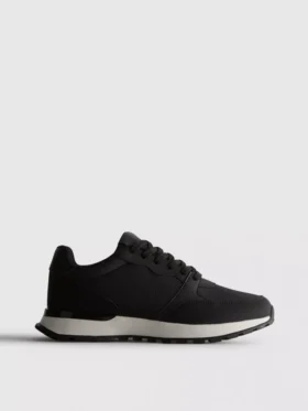 Low top sports sneakers