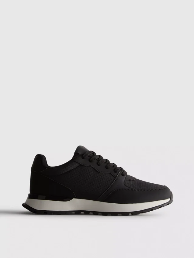 Low top sports sneakers