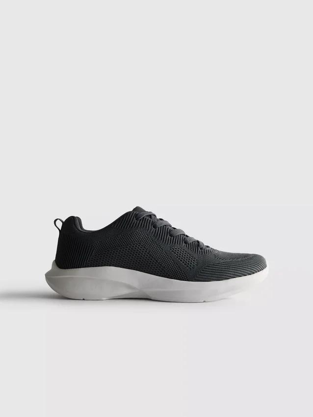 Low top sports sneakers