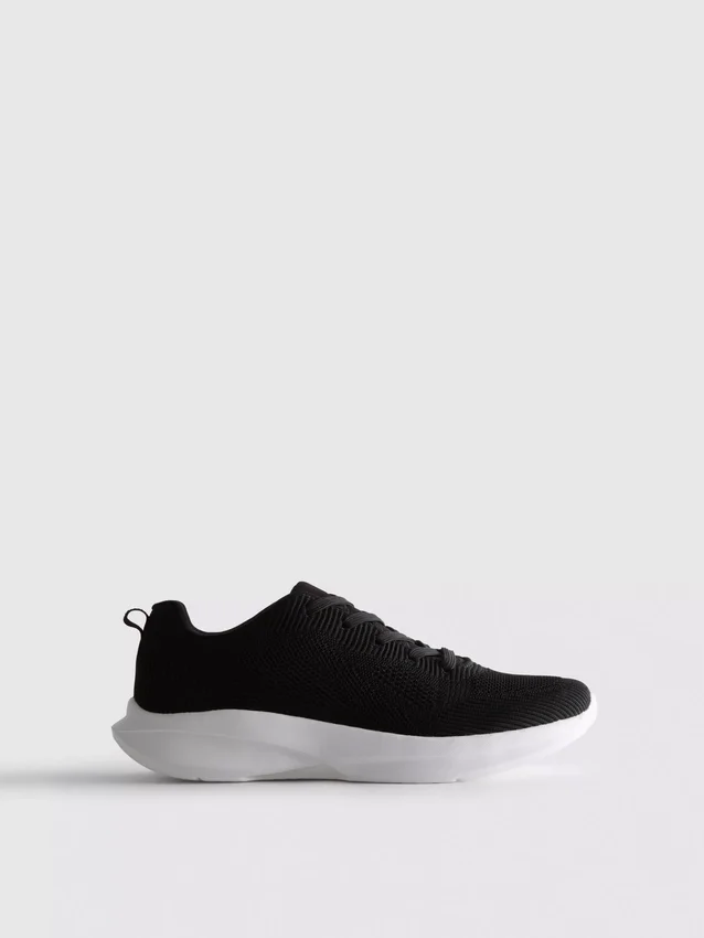 Low top sports sneakers