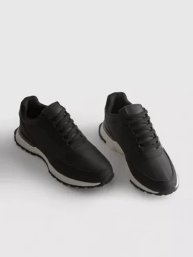 Low top sports sneakers