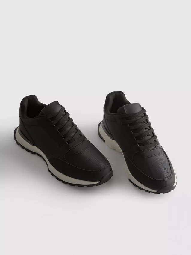 Low top sports sneakers