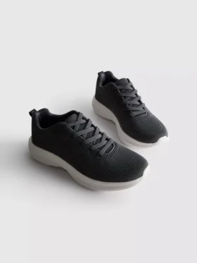 Low top sports sneakers