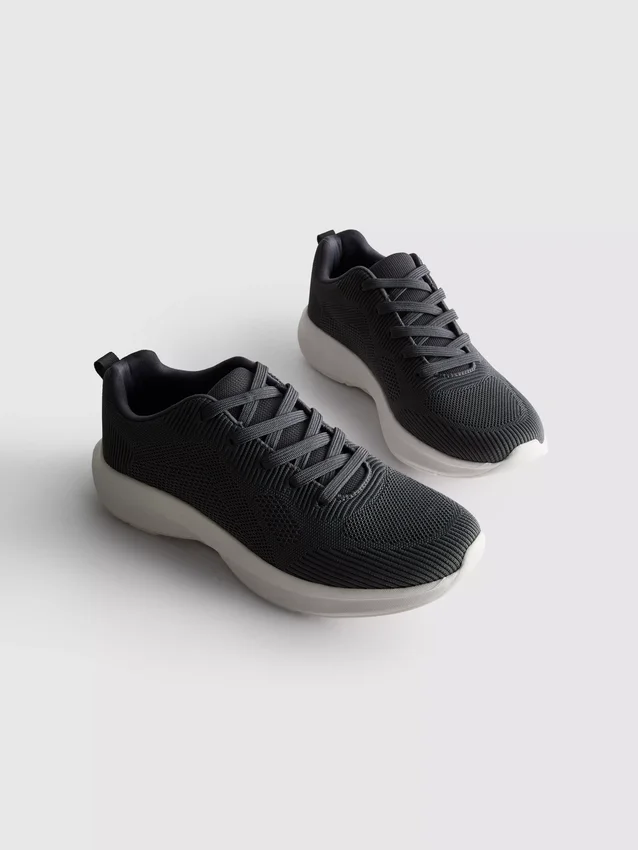 Low top sports sneakers