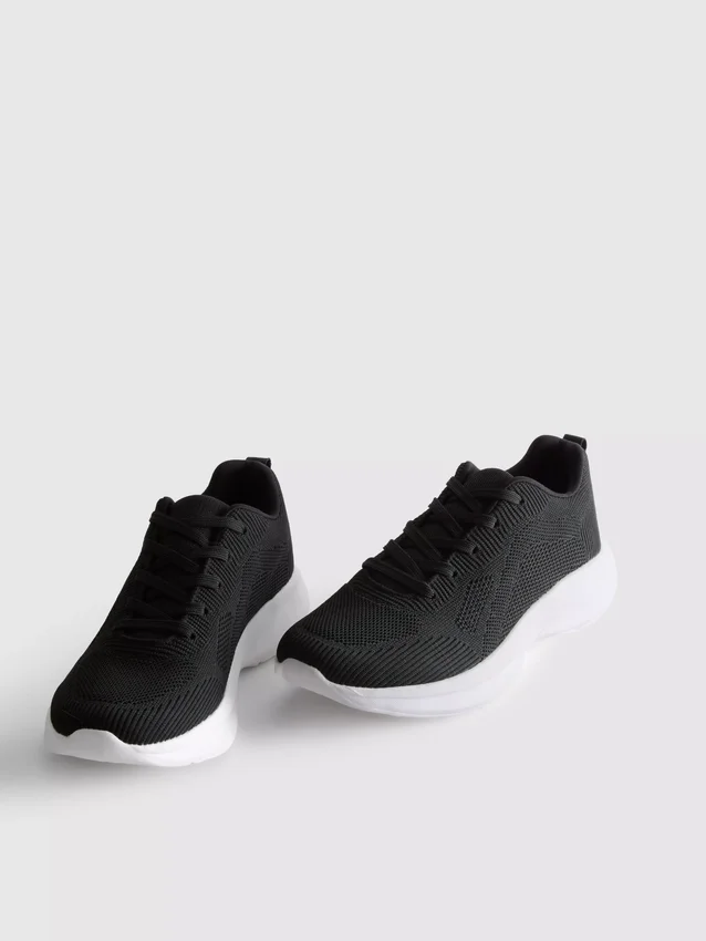 Low top sports sneakers