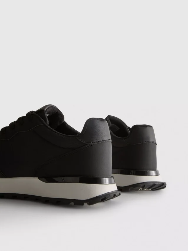 Low top sports sneakers
