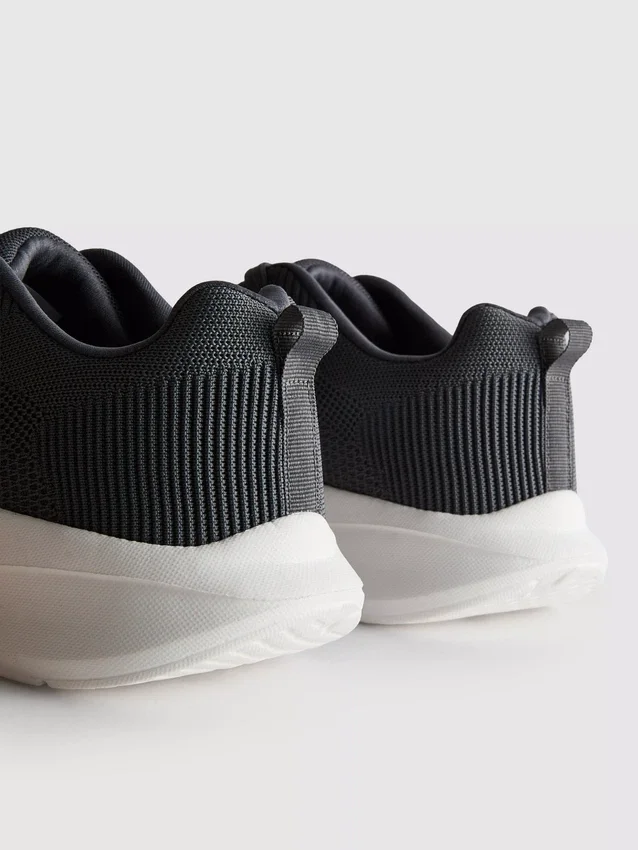 Low top sports sneakers