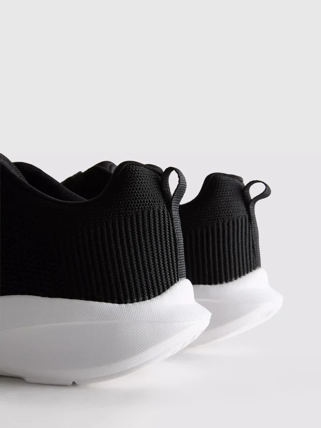 Low top sports sneakers