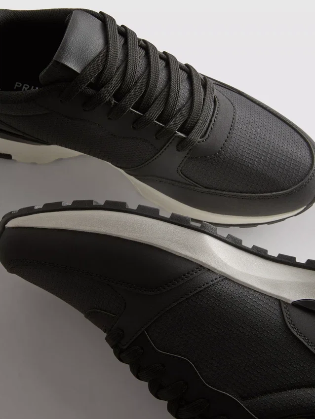 Low top sports sneakers