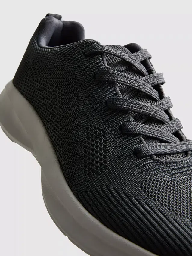 Low top sports sneakers