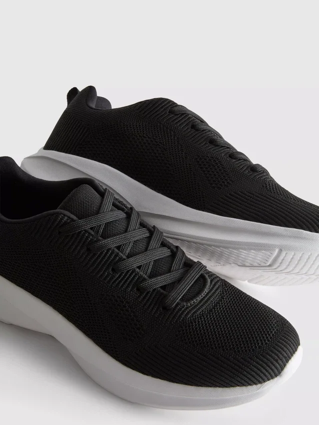 Low top sports sneakers