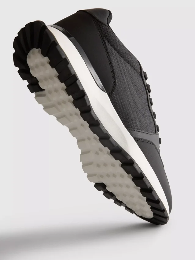 Low top sports sneakers