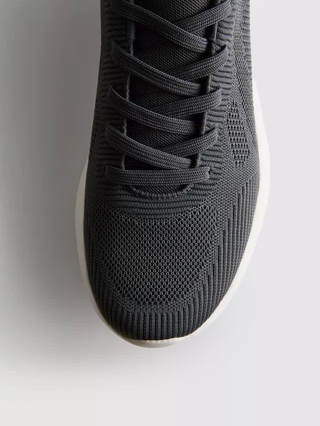 Low top sports sneakers