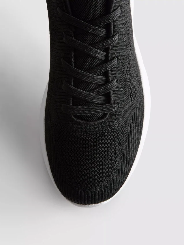 Low top sports sneakers