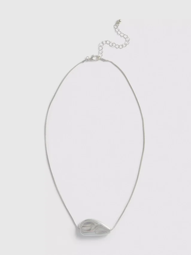 Metal pendant necklace