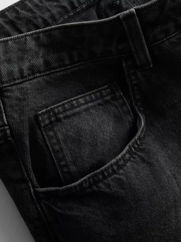 Mid-rise baggy denim shorts
