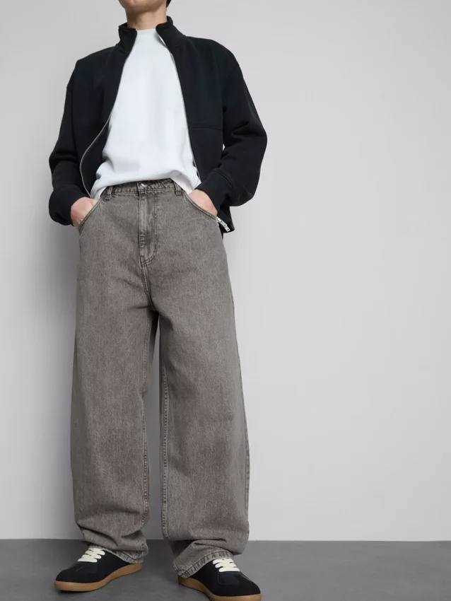 Mid-rise baggy jeans