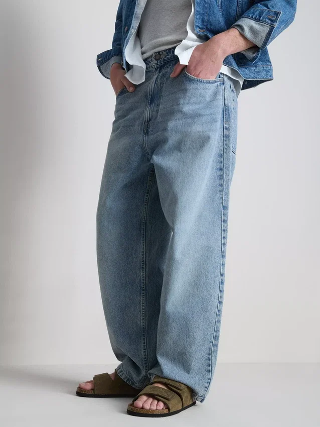 Mid-rise baggy jeans