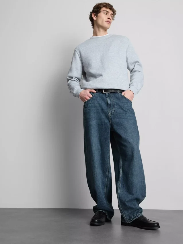 Mid-rise baggy jeans