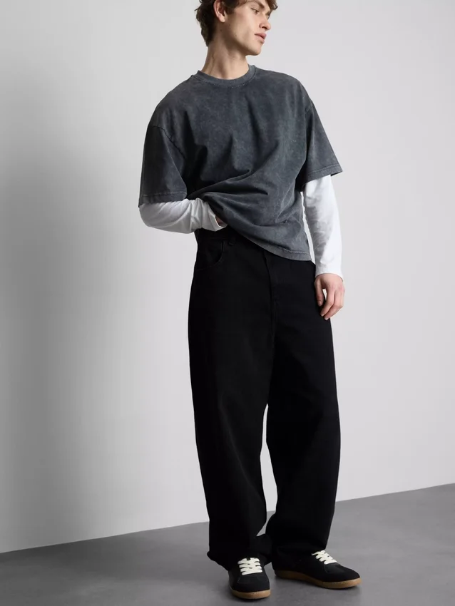 Mid-rise baggy jeans