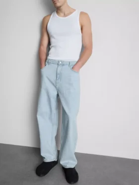 Mid-rise baggy jeans