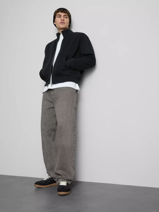 Mid-rise baggy jeans