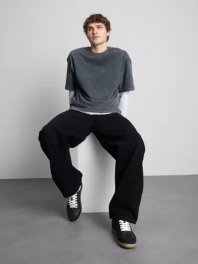 Mid-rise baggy jeans