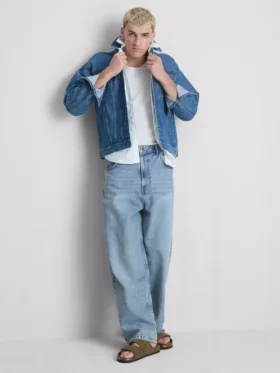 Mid-rise baggy jeans