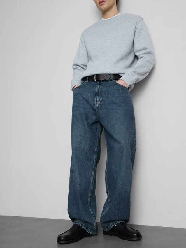 Mid-rise baggy jeans