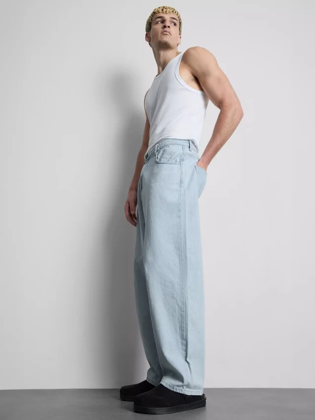 Mid-rise baggy jeans