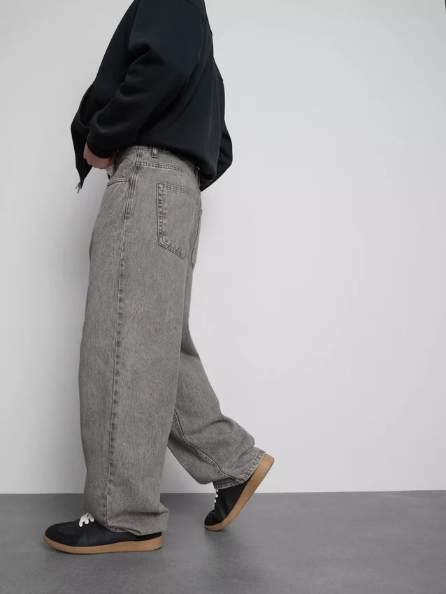 Mid-rise baggy jeans