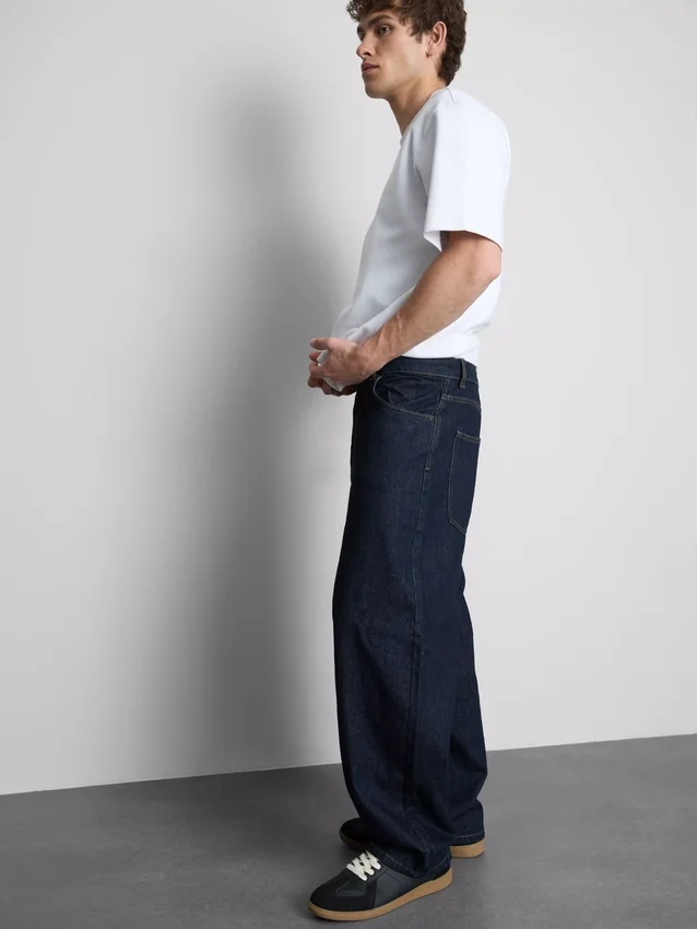 Mid-rise baggy jeans