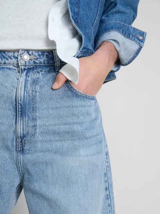 Mid-rise baggy jeans