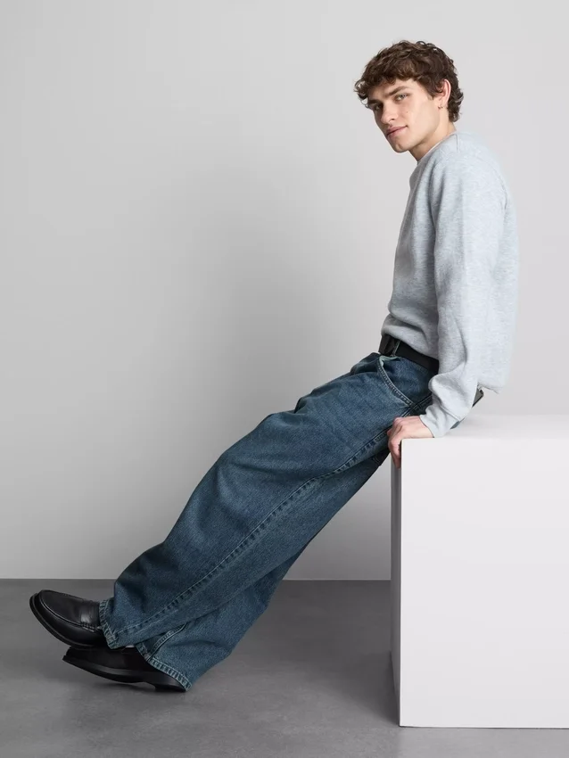 Mid-rise baggy jeans
