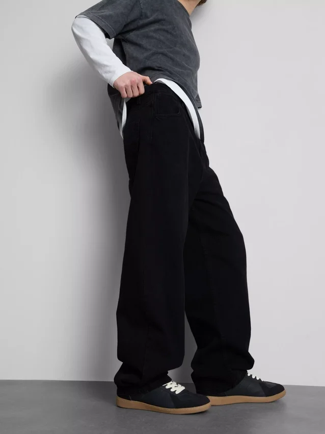 Mid-rise baggy jeans