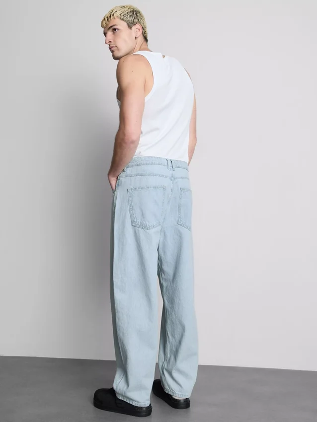 Mid-rise baggy jeans