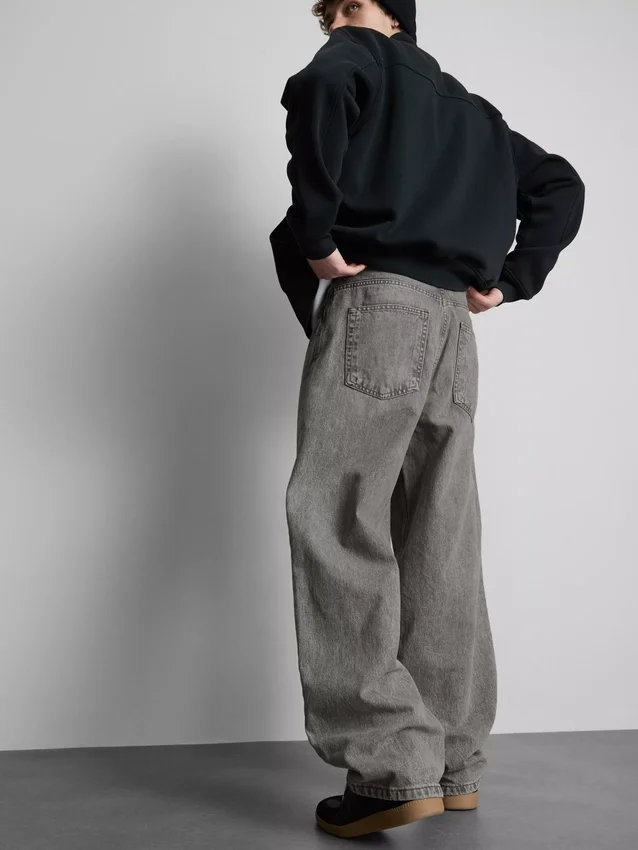 Mid-rise baggy jeans