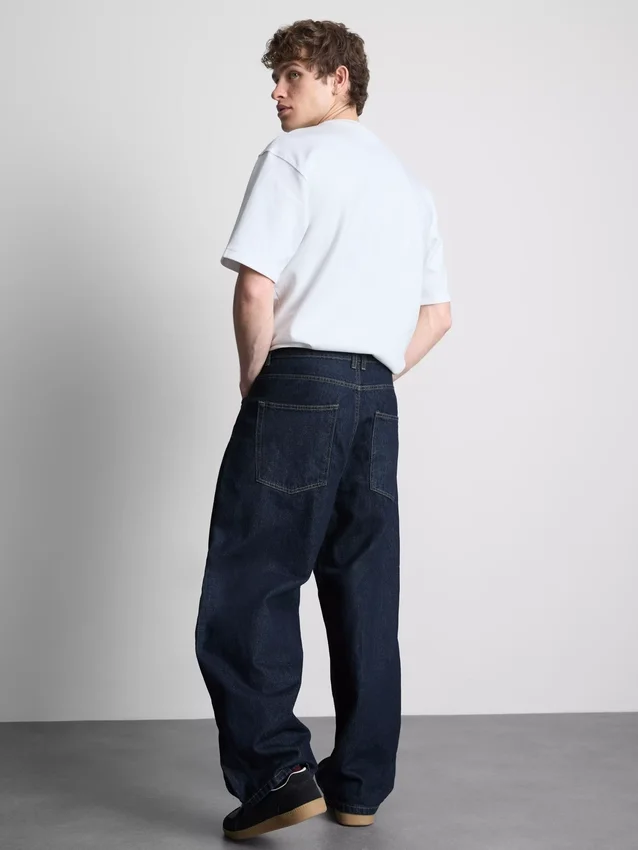 Mid-rise baggy jeans