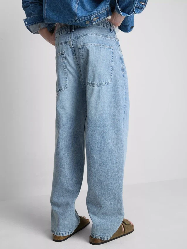 Mid-rise baggy jeans