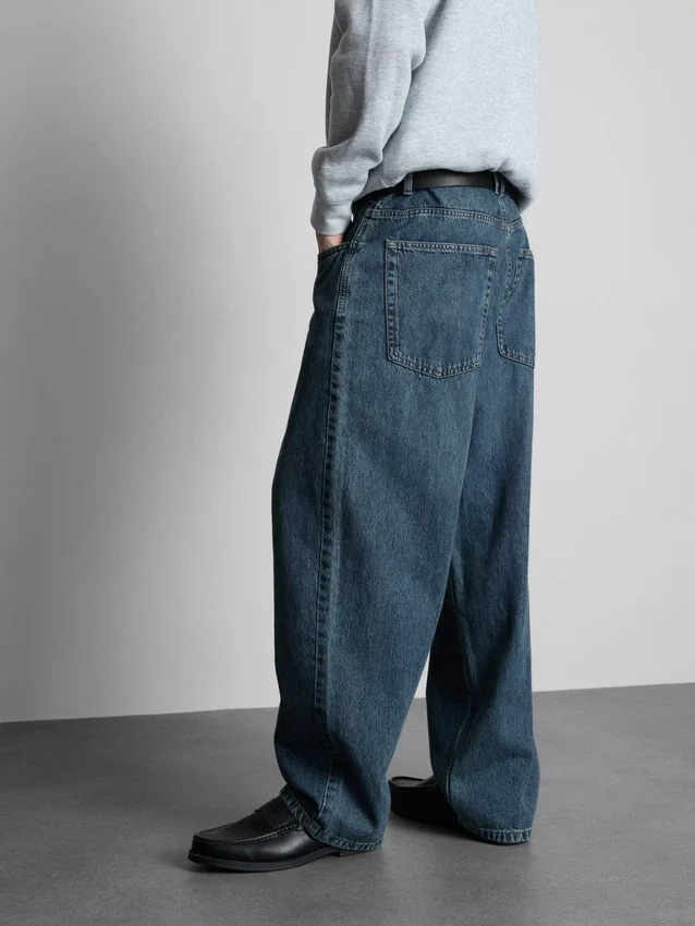 Mid-rise baggy jeans